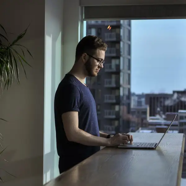 work-home Man pratar i telefon