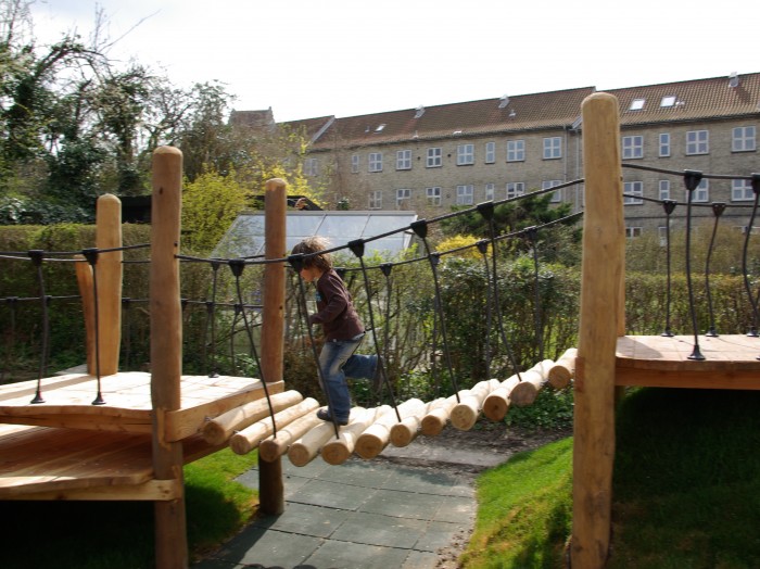 Hængebro i træ til legepladser er et populært valg hos legepladsspecialist.dk