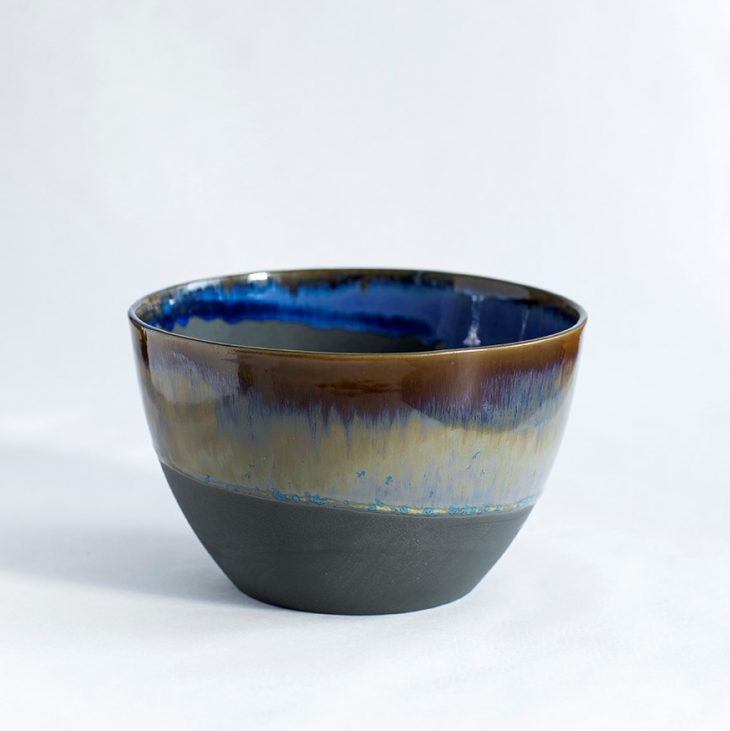 Håndlavet stor skål i farven sort brun blå keramik porcelæn interiør København Lena Pedersen