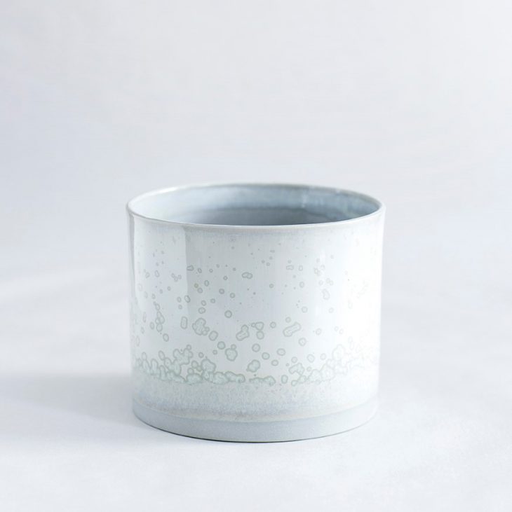 Håndlavet grå vase grøn glasur. Porcelæn keramik interiør. København Lena Pedersen