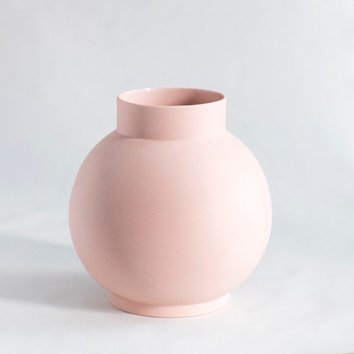 Stor rund vase i mat rosa ler