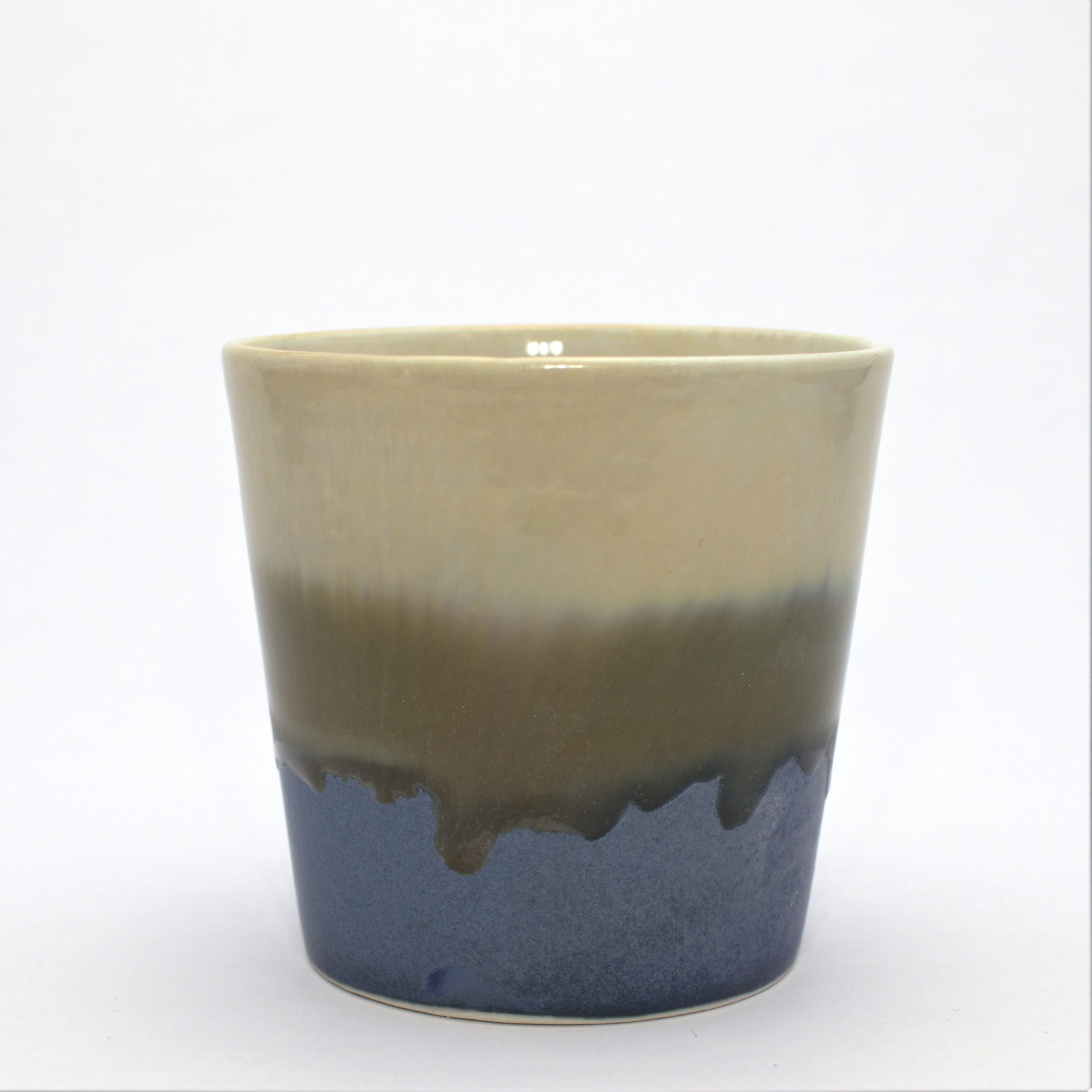 kaffekop i hvidt ler med blå bund og beige top