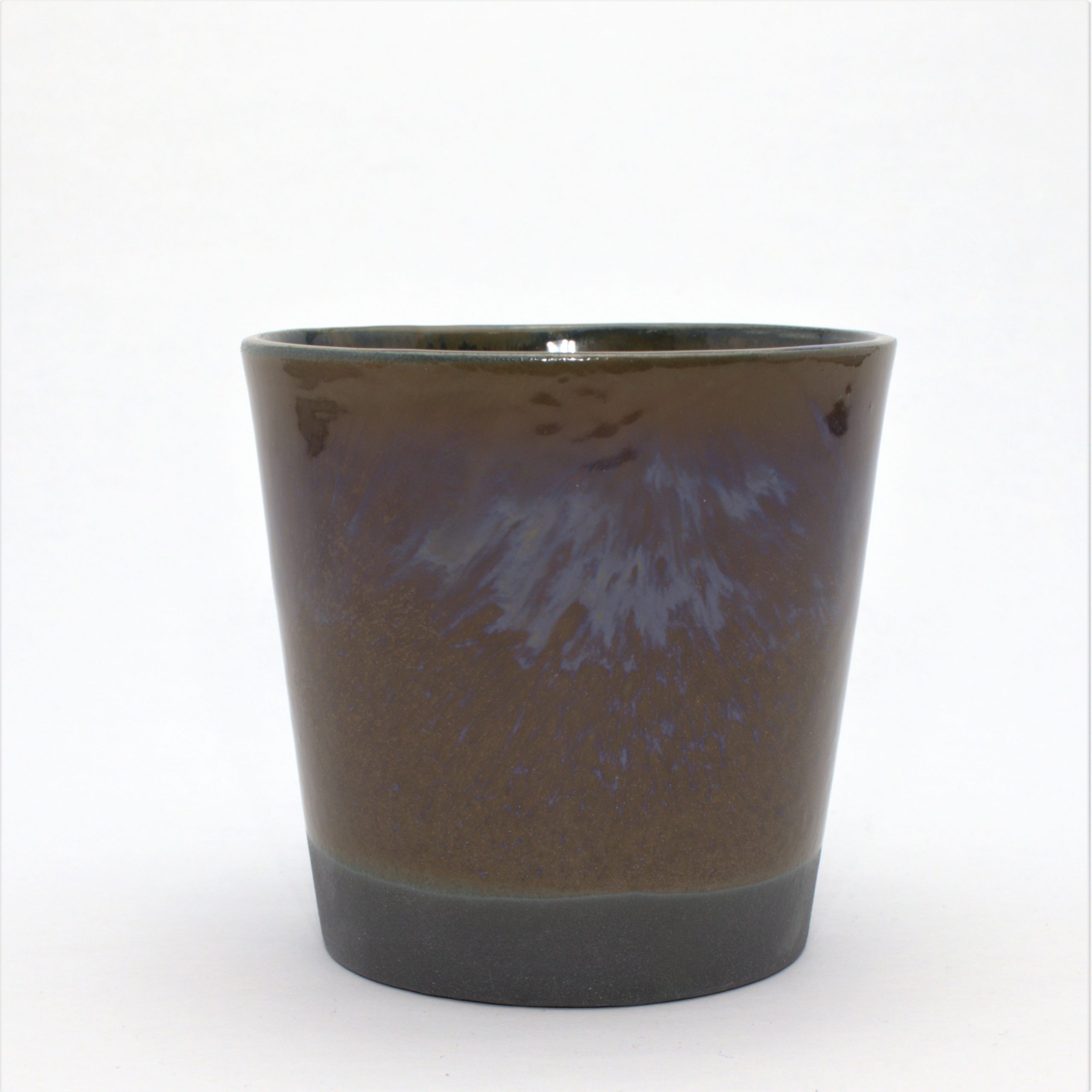 kaffekop i sort ler med blå/brun glasur