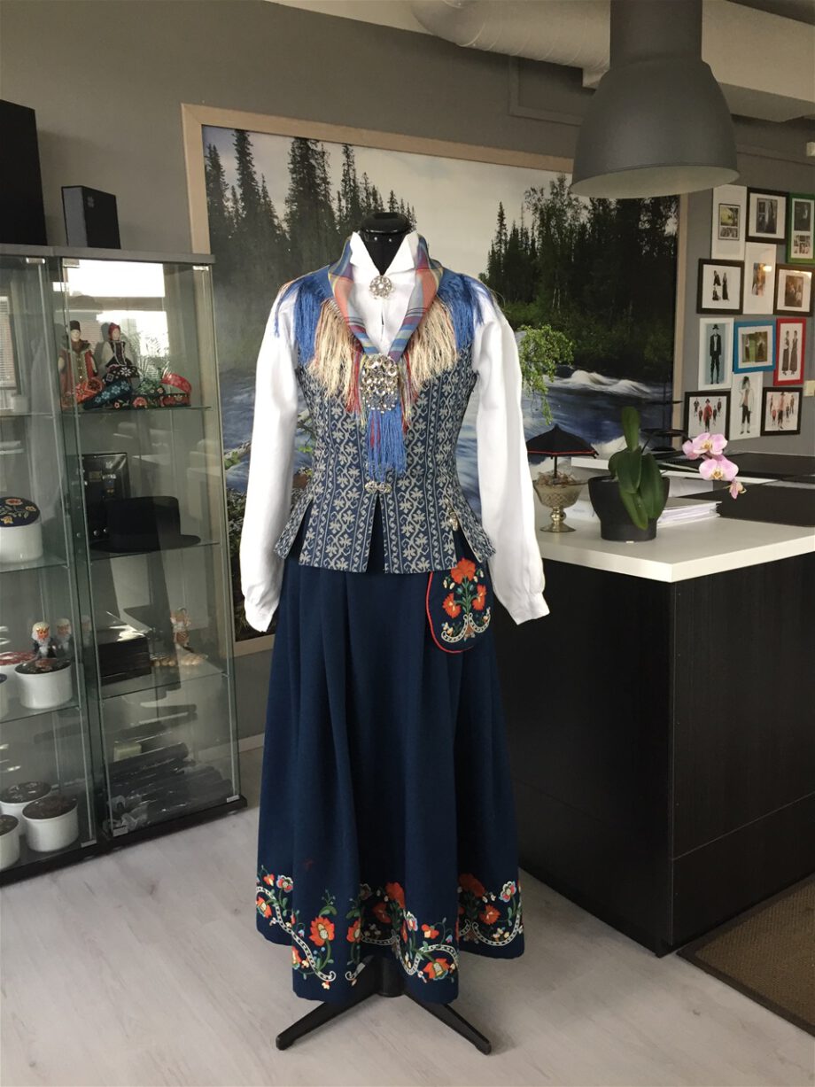 Nord-Trønder damebunad. - Lenas Bunad