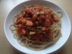 Vollkornspaghetti mit Gemuese-Tomatensosse