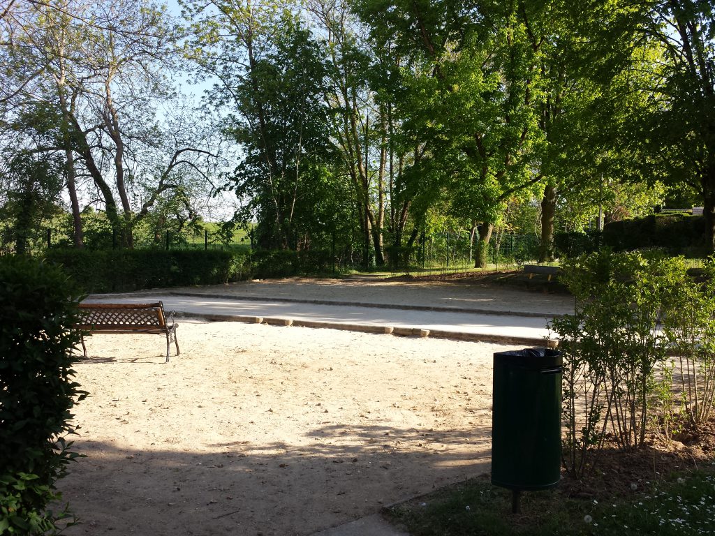 Le terrain de pétanque ombragé à proximité de "l'écoute s'il pleut"