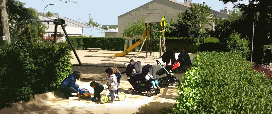 Jeux d'enfants et parc clôturé pour la tranquillité des plus petits