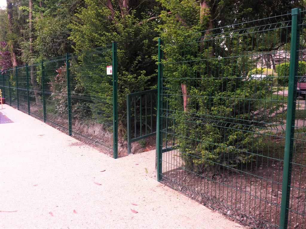 Le nouveau grillage le long de la Résidence des Hameaux, rue de Fromont