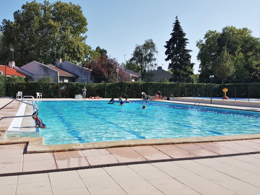https://usercontent.one/wp/leshameauxdelaroche.fr/wp-content/uploads/2018/09/20180901_piscine-Hameaux-164047.jpg?media=1766268516