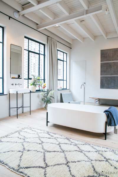 The Loft IV Miss Bare II - LES VRAIS