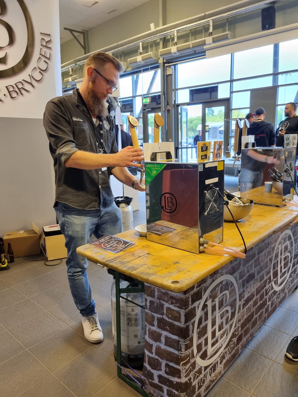 Leufstabruks bryggare på öl festival