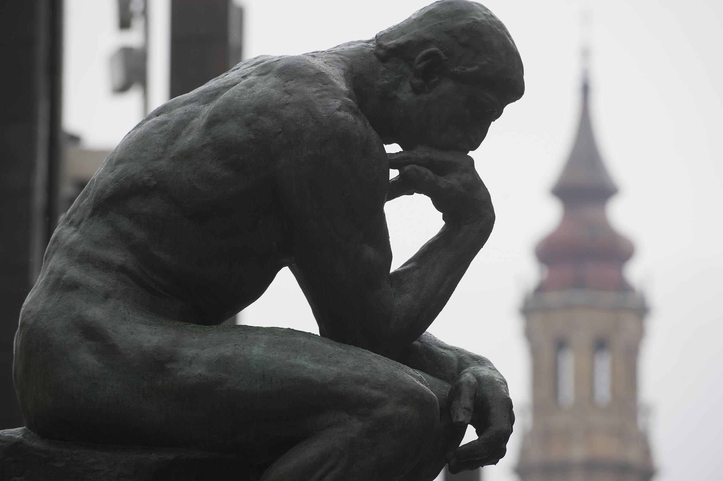 El pensador de Rodin. Escultura de mármol.