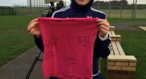 Former rounders international, Dana Abdulkarim with a signed sports t-shirt to LMP