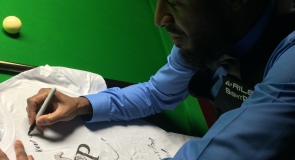 Snooker champion, Rory McLeod signing LMP t-shirt