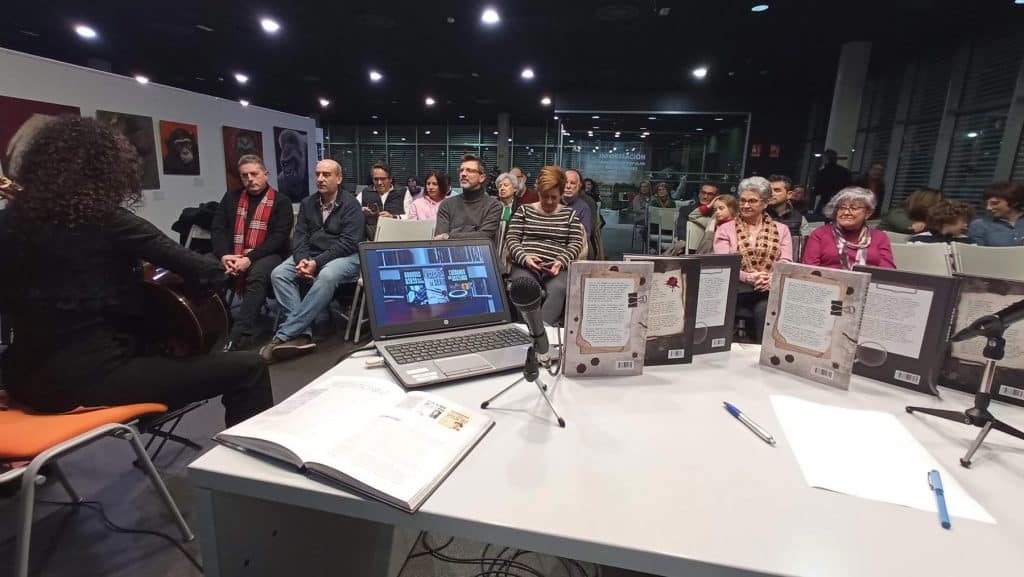 Pilar Molina toca la guitarra durante la presentación