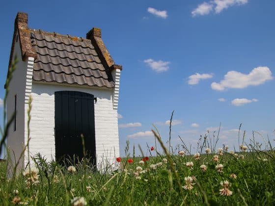 Witte pomphuisje gemaal hoofdweg oost Nieuw-Vennep