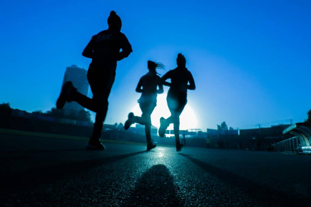 3 people running