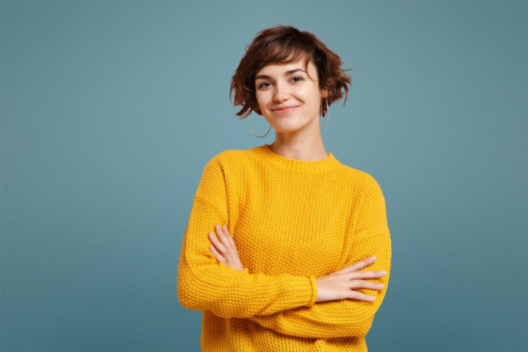 Jonge vrouw in gele trui