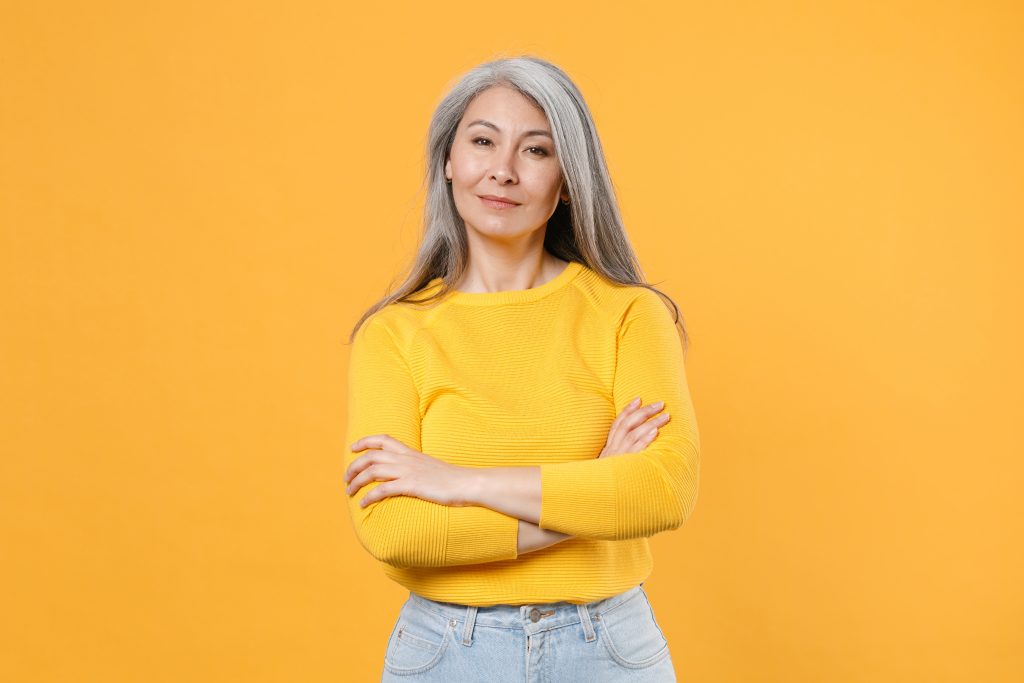 Aziatische vrouw in gele kleding visual