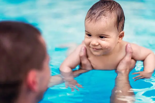 Baby-Kurs „Badespaß im Wasser“ im Limbomar