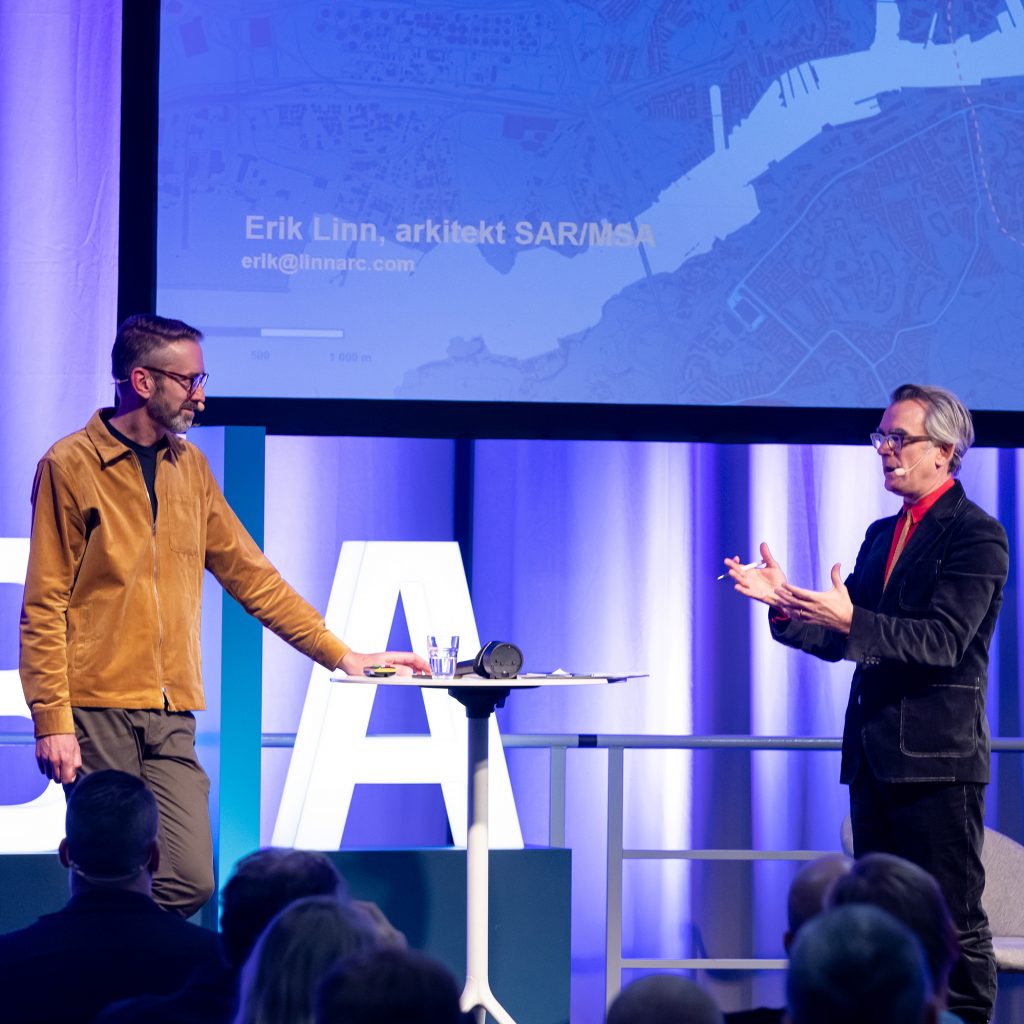 Bild som visar Erik tillsammans med moderator Mark Isitt på Business Arena i Göteborg 2022.