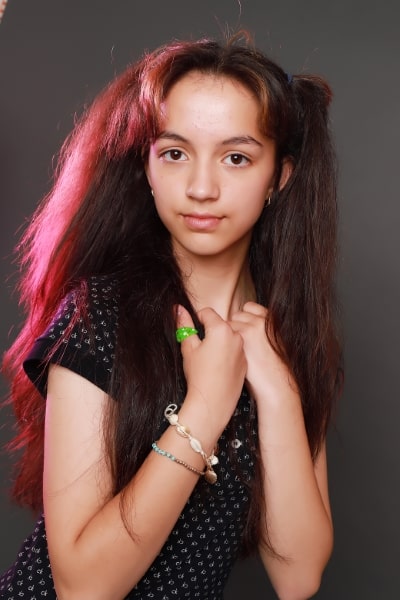Enya Arian (19)