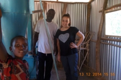 Emine-besichtigt-die-Getreidemühle-in-Nyakwaka