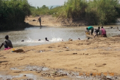 am-Grenzfluss-nach-Uganda