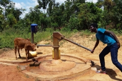 2018-10-Melvine auf Besuch Zuhause in Nyakwaka am Dorfbrunnen-der erste Brunnen unseres Vereins