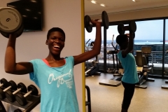 2018-10-Melvine auf Entdeckertour in einem Fitnessraum