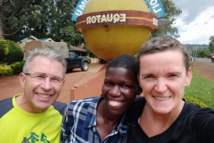 2019-10-Melvine hier mit Cati und  Achim am  Äquator in Kisumu