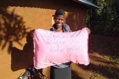 2019-10-Melvine mit ihrem Kissen, welches jedes Patenkind besitzt