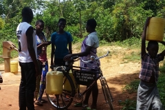 2018-10-Melvine trifft Freunde am Dorfbrunnen-links ist auch Shadrack zu erkennen.