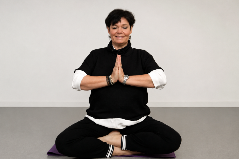 Ann gör yoga