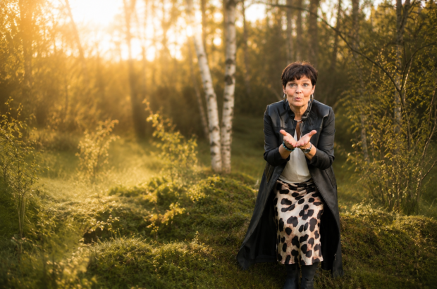 Ann står i vacker mossa och välkomnar till läkning och utveckling.