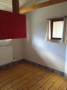 The small bedroom with the red bunkbed