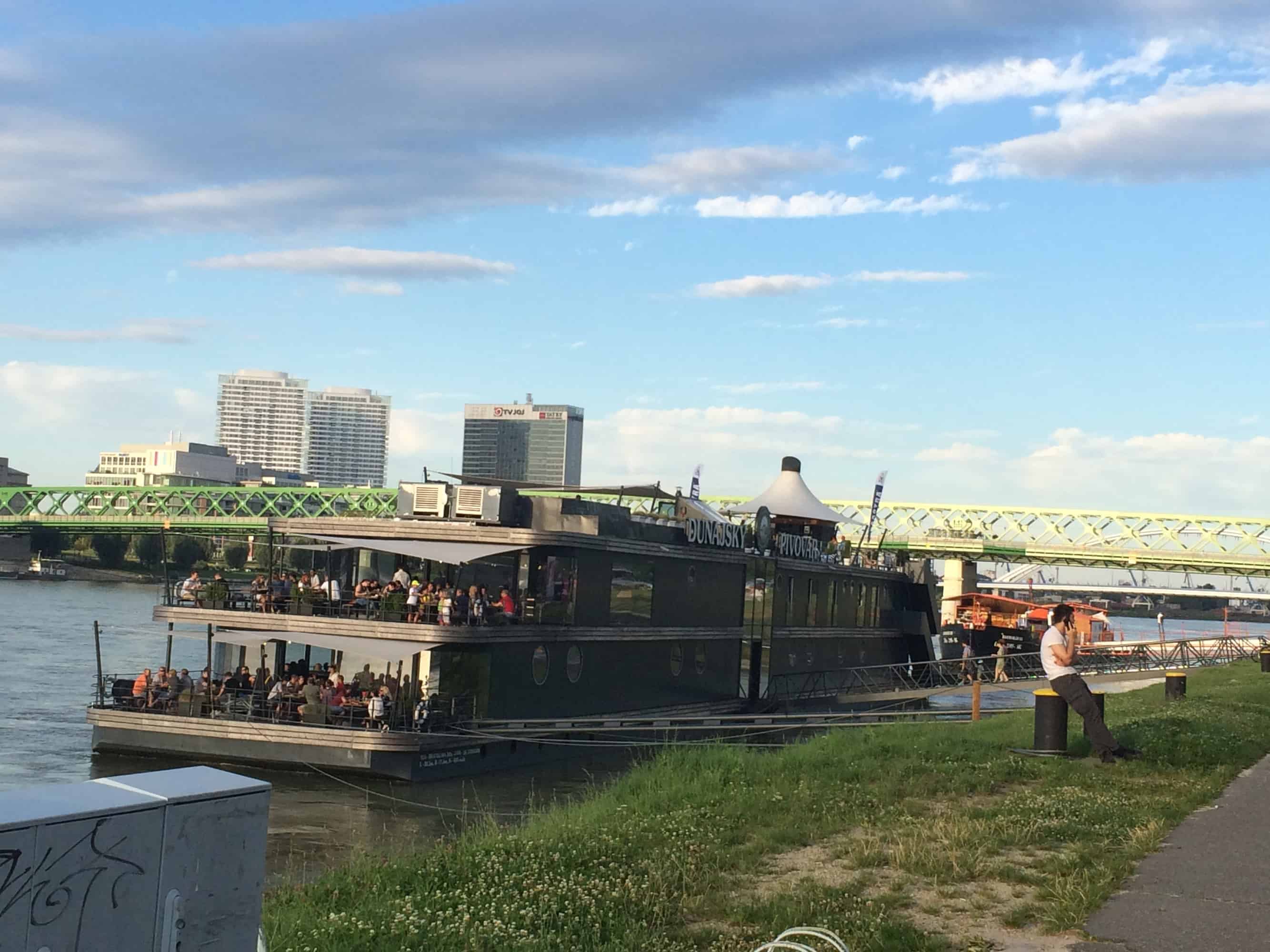 Restaurang båt som låg i Donau