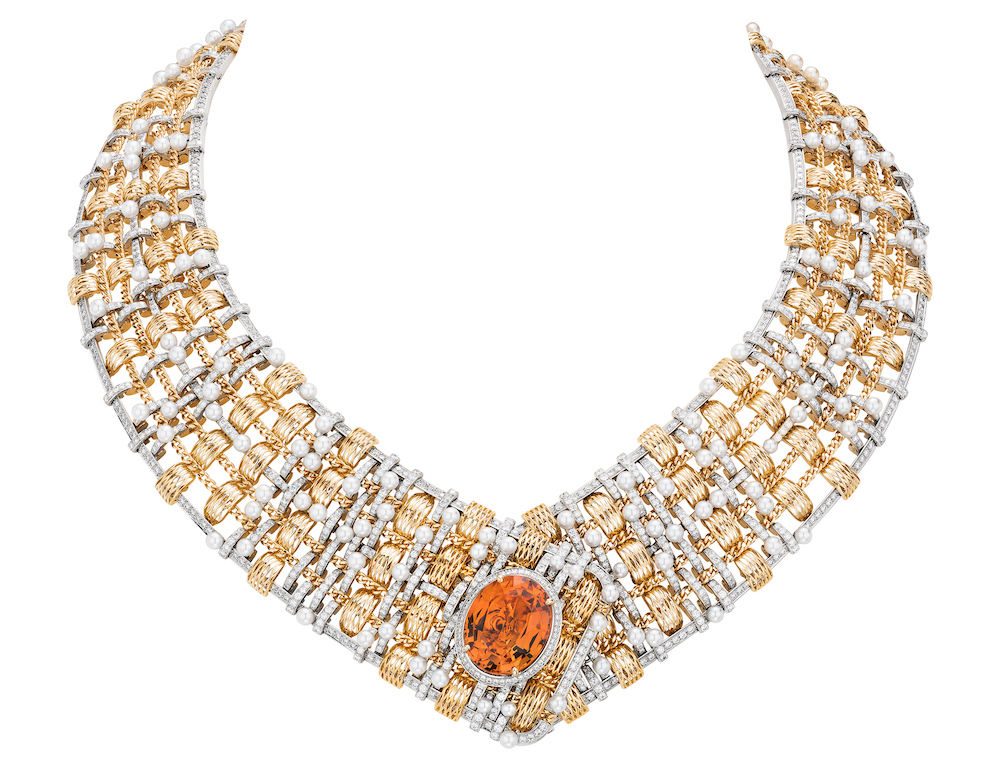 CHANEL Haute Joaillerie - Collier TWEED D'OR en or jaune, platine, perles de culture, diamants, serti d'une topaze impériale taille ovale de 20,40 carats.