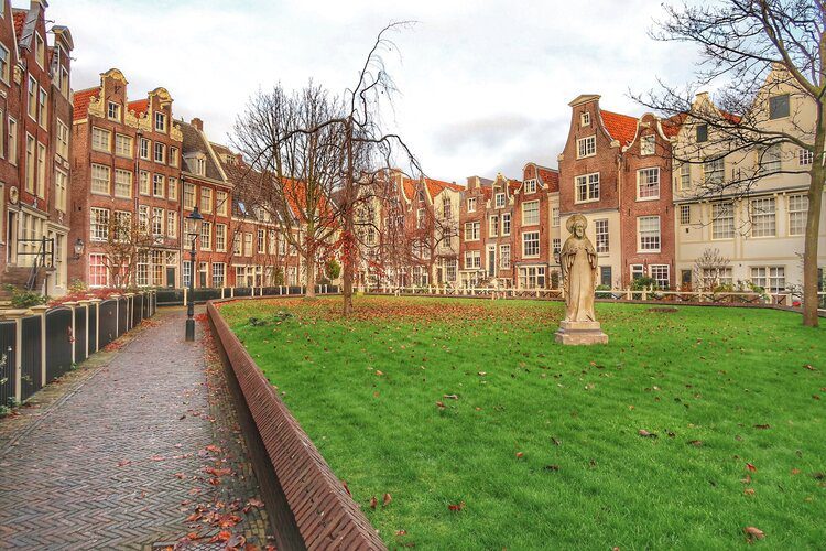 Begijnhof Amsterdam -السياحة في هولندا - أسرار يعرفها فقط المرشدون السياحيون في هولندا