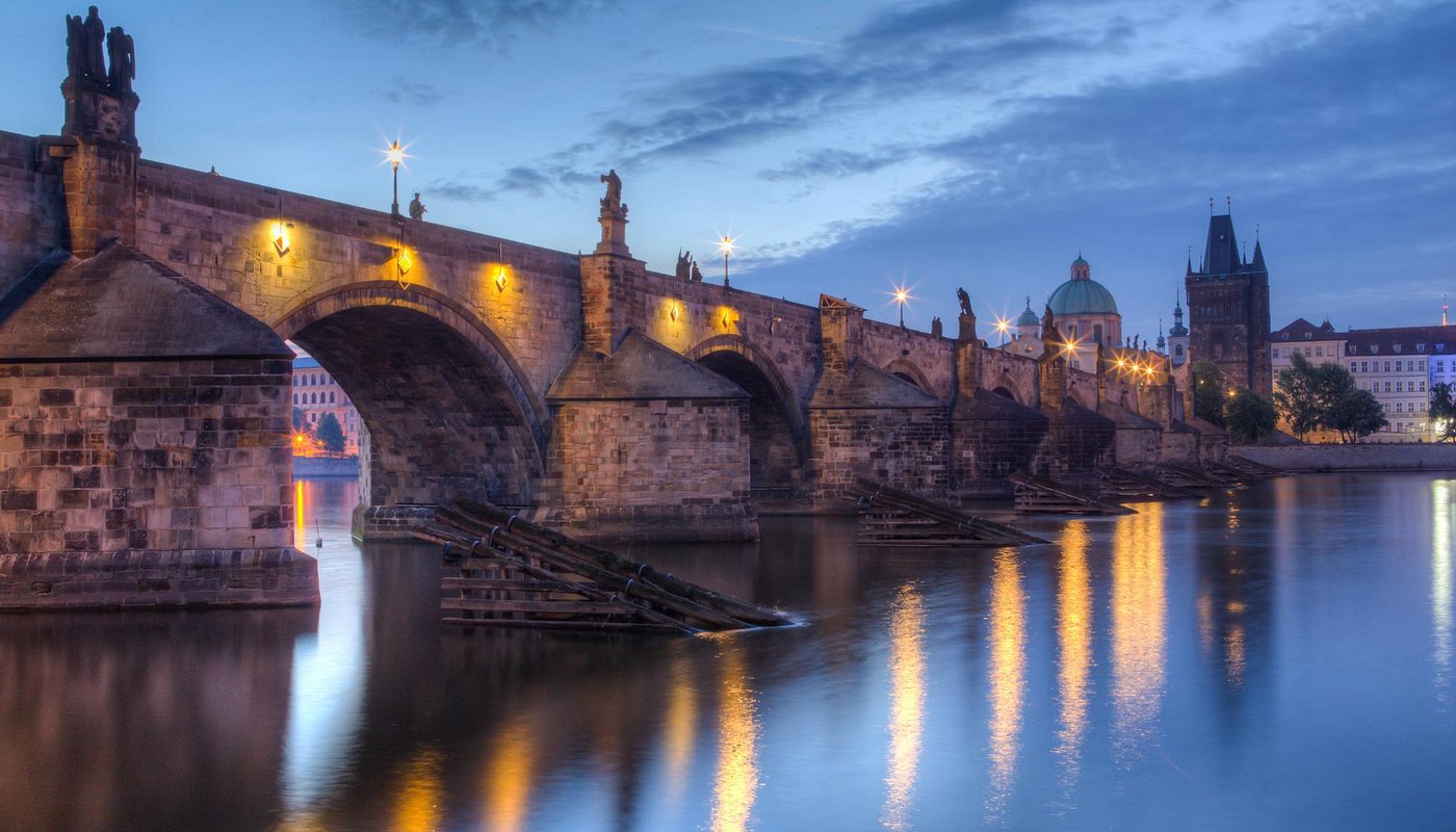 براغ: جسر تشارلز وقلعة براغ مع نهر فولتافا في الخلفية وسماء زرقاء