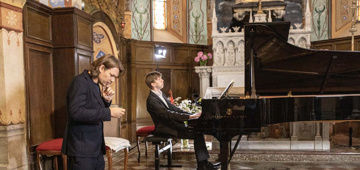 Image où l'on voit David Fray écouter l'un de ses élèves de la Masterclass