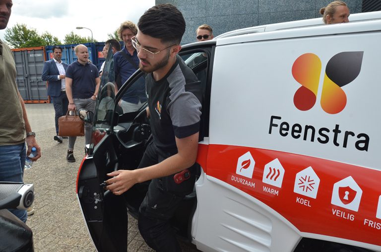 Medewerker stapt uit Feenstra auto