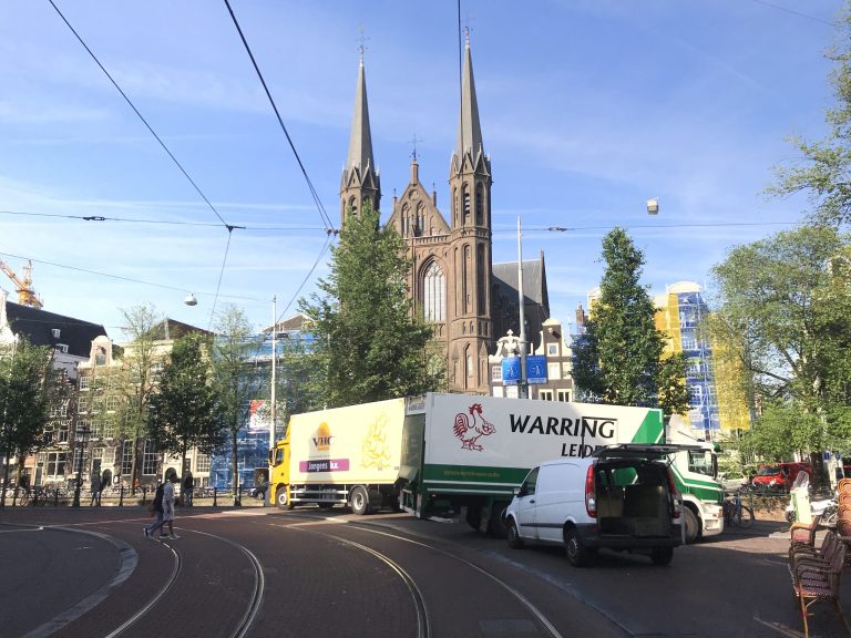 Vrachtverkeer blokkeert doorgang