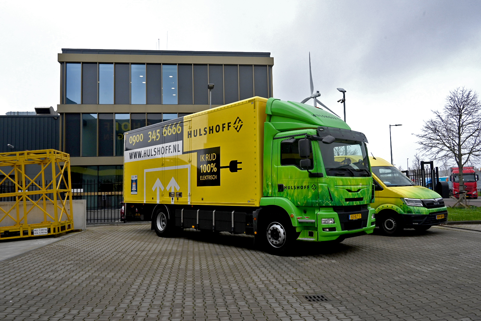 Hulshoff verduurzaamt met elektrische wagens en 3100 zonnepanelen op het dak