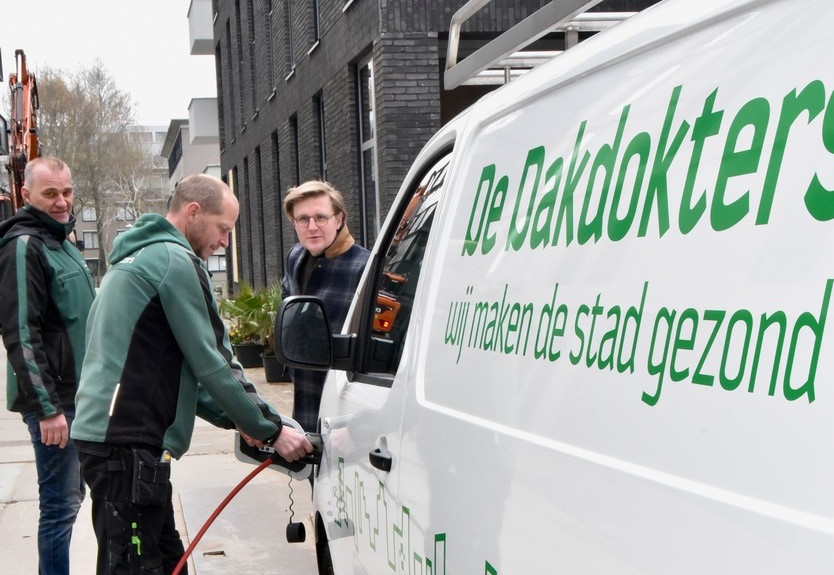 De Dakdokters rijden straks niet meer met een diesel de stad in