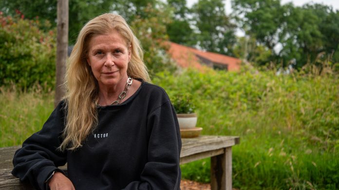 barbara-sarafian-onthult-haar-strijd:-‘ik-werk-keihard-om-te-overleven’-–-een-kijkje-in-haar-huis-en-leven