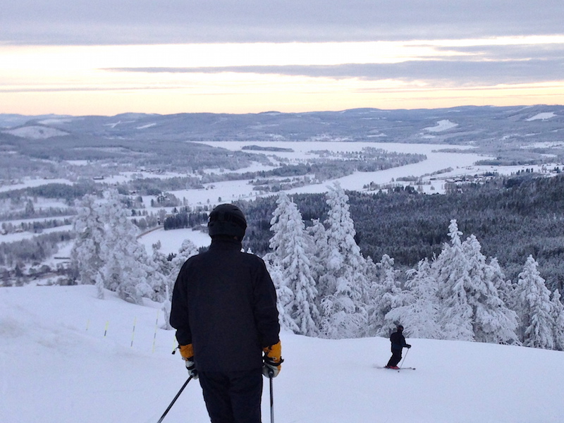 Lokes, Lökes, Lôkes Hälsingegård, träslott i Järvsö med herrgårdsstora mått och genuin känsla