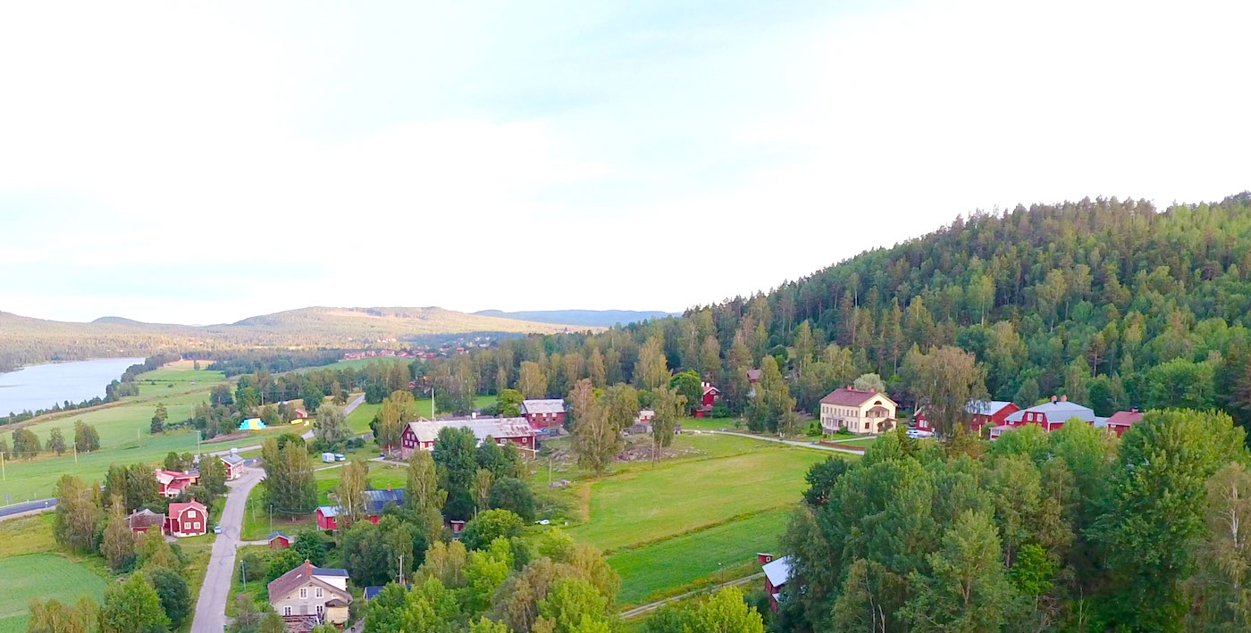 Flygbild Skästra i Järvsö med Lôkes Hälsingegård