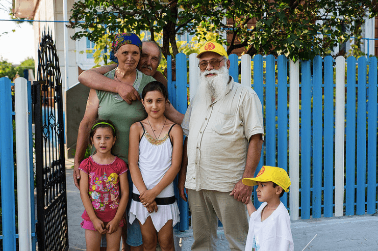 Cerari and members of the Roma community in Moldova. Source: UNDP Eurasia