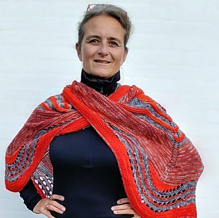 Lotte med orange sjal - LOTTE BLIDDAL advokat (H)